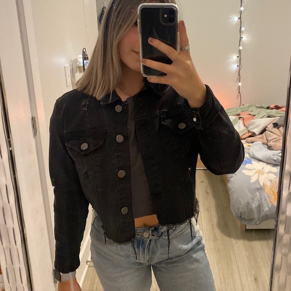 CROPPED BLACK JEAN JACKET!!